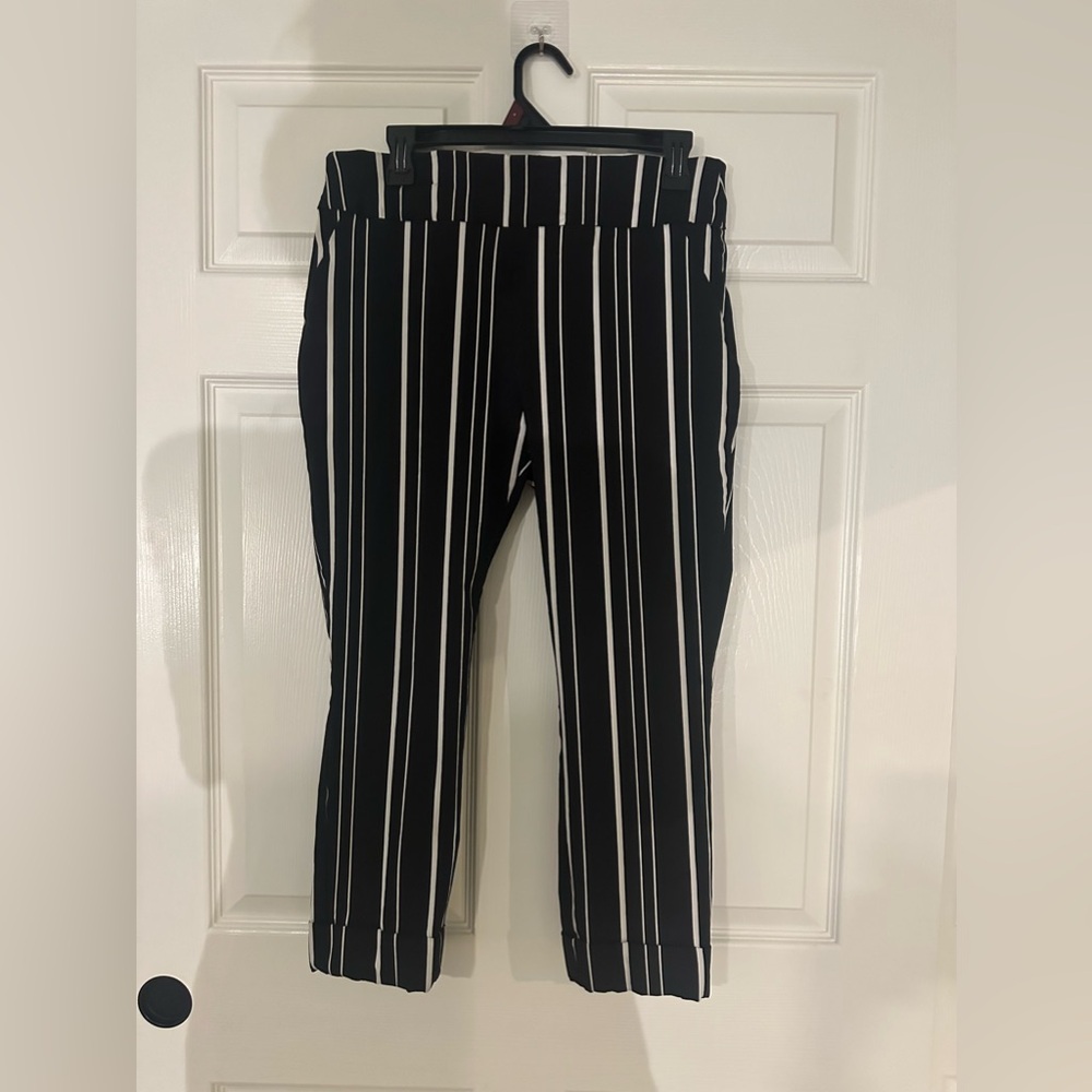 New York & Company Pull On Capri Pant